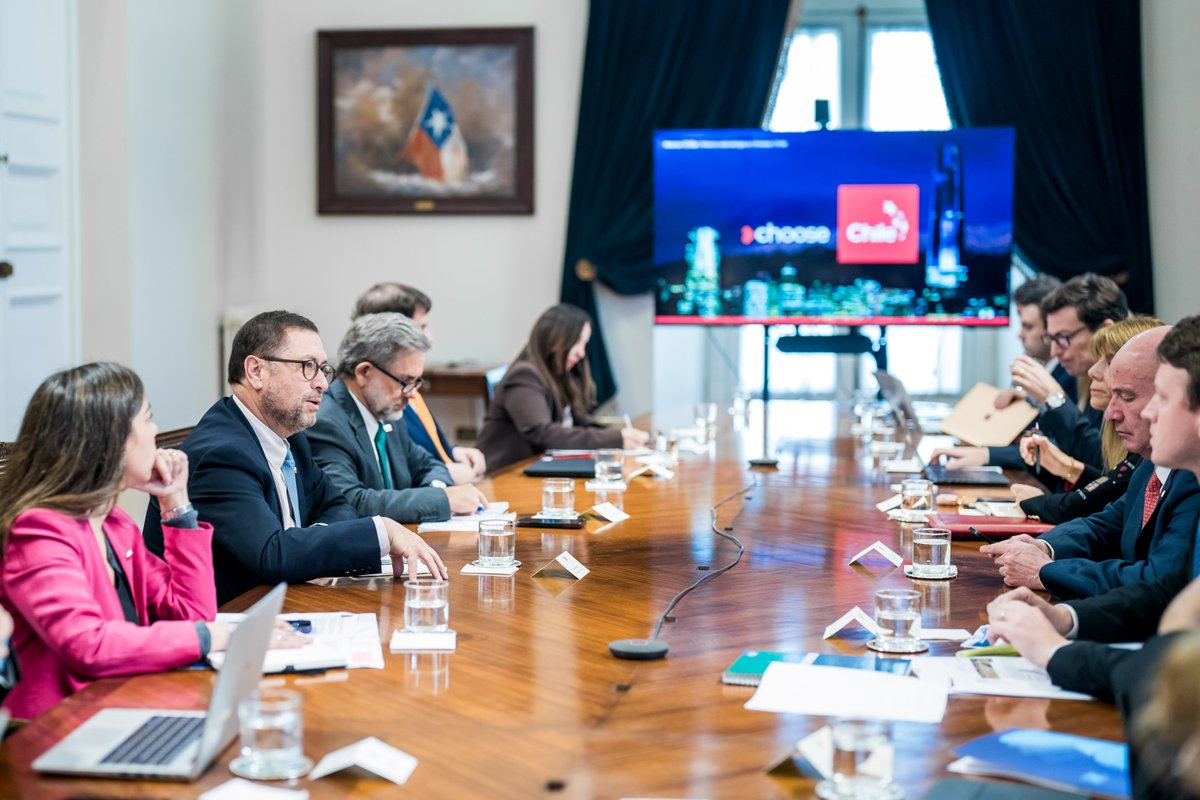 Minrel_Chile's tweet photo. El canciller Francisco Pérez Mackenna participó en una nueva sesión del Comité Económico en La Moneda. La reunión tiene como objetivo integrar y coordinar el trabajo de los ministerios para impulsar crecimiento económico, la inversión y la creación de empleo en Chile. https://t.co/shkuIBBRZz