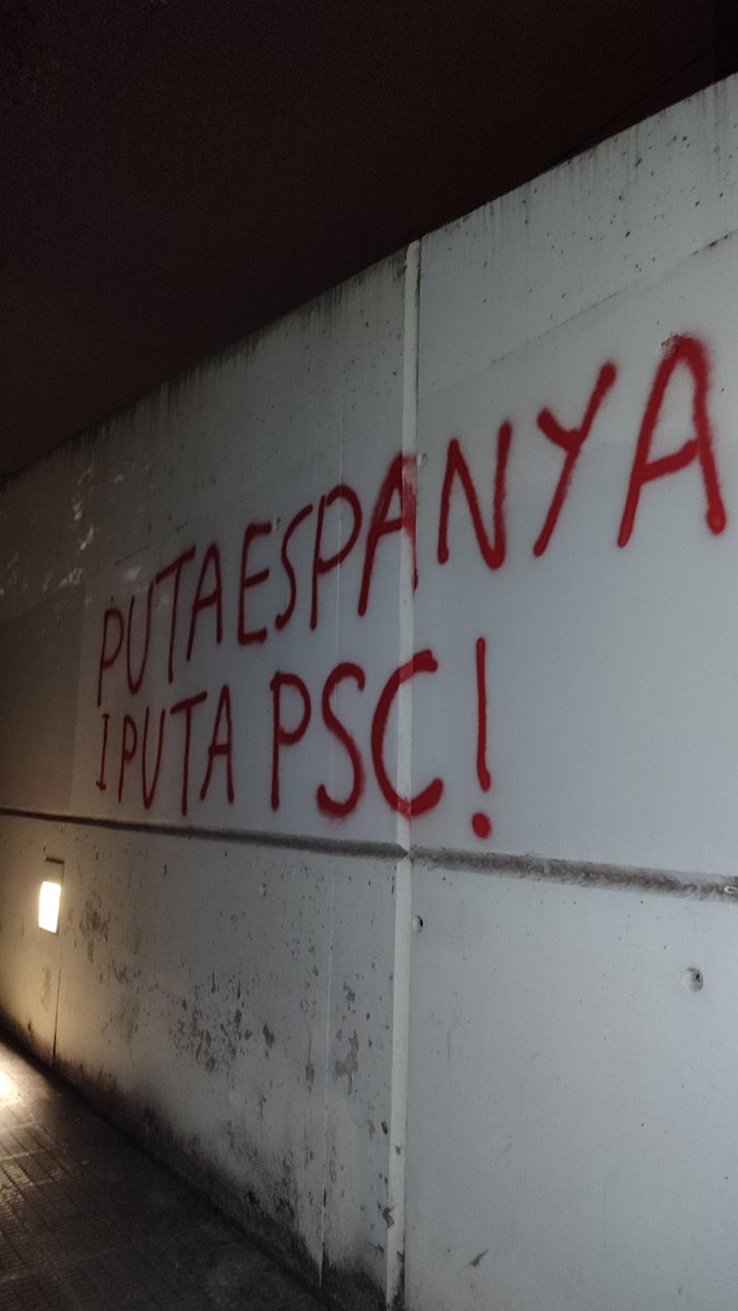 NSSECCIOUAB's tweet photo. Fa 9 anys vam votar la independència. Vam ser colpejats per les forces d'ocupació castellanes i traïts pels polítics processistes. Però seguim dempeus.
Avui sortim a reivindicar l'1-O i a rebutjar la presència de la consellera d'Educació del PSC demà a la UAB. https://t.co/kJ7b4ViJuY