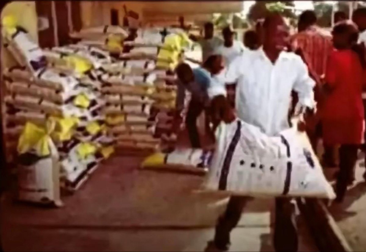 IamDurel49's tweet photo. New relationship or a bag of posho
Me : https://t.co/CQtzLvYqG7