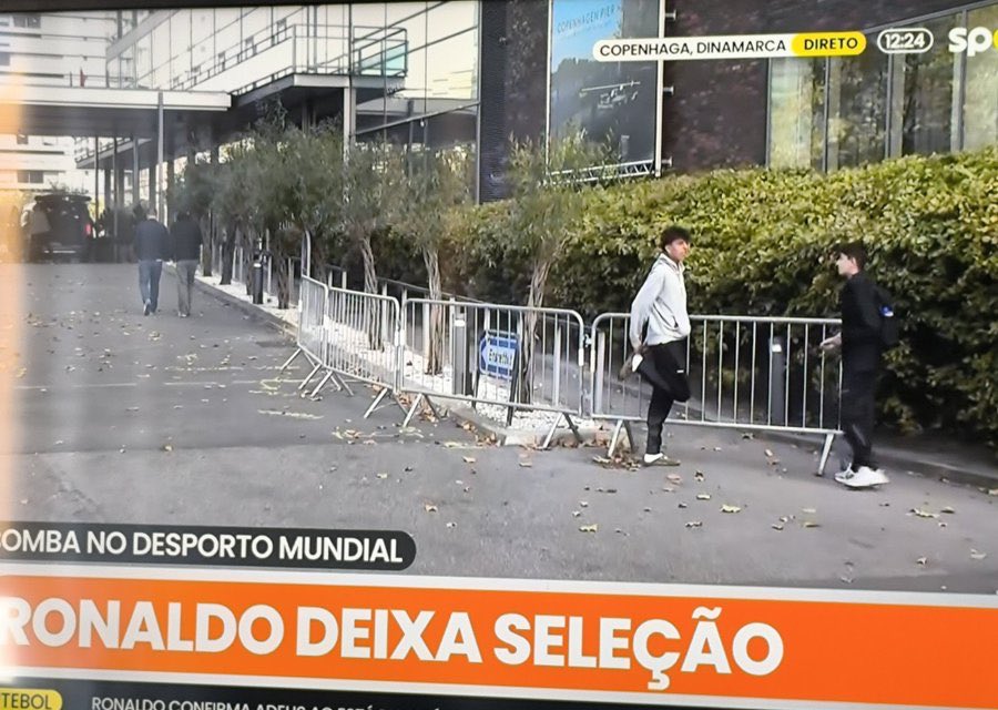 ActuCR7_'s tweet photo. 🚨🚨 WOW ! AUCUN SUPPORTER N’ATTEND LES JOUEURS DU PORTUGAL À LA SORTIE DE LEUR HÔTEL À COPENHAGUE ! ❌😳🇵🇹

C’est le constat du journaliste de SPORT TV présent sur place 👇 :

🗣️ « Aussi étonnant que cela puisse paraître, personne n’attend aujourd’hui à l’entrée de l’hôtel pour voir sortir les joueurs. »

🎙️ @sporttvportugal