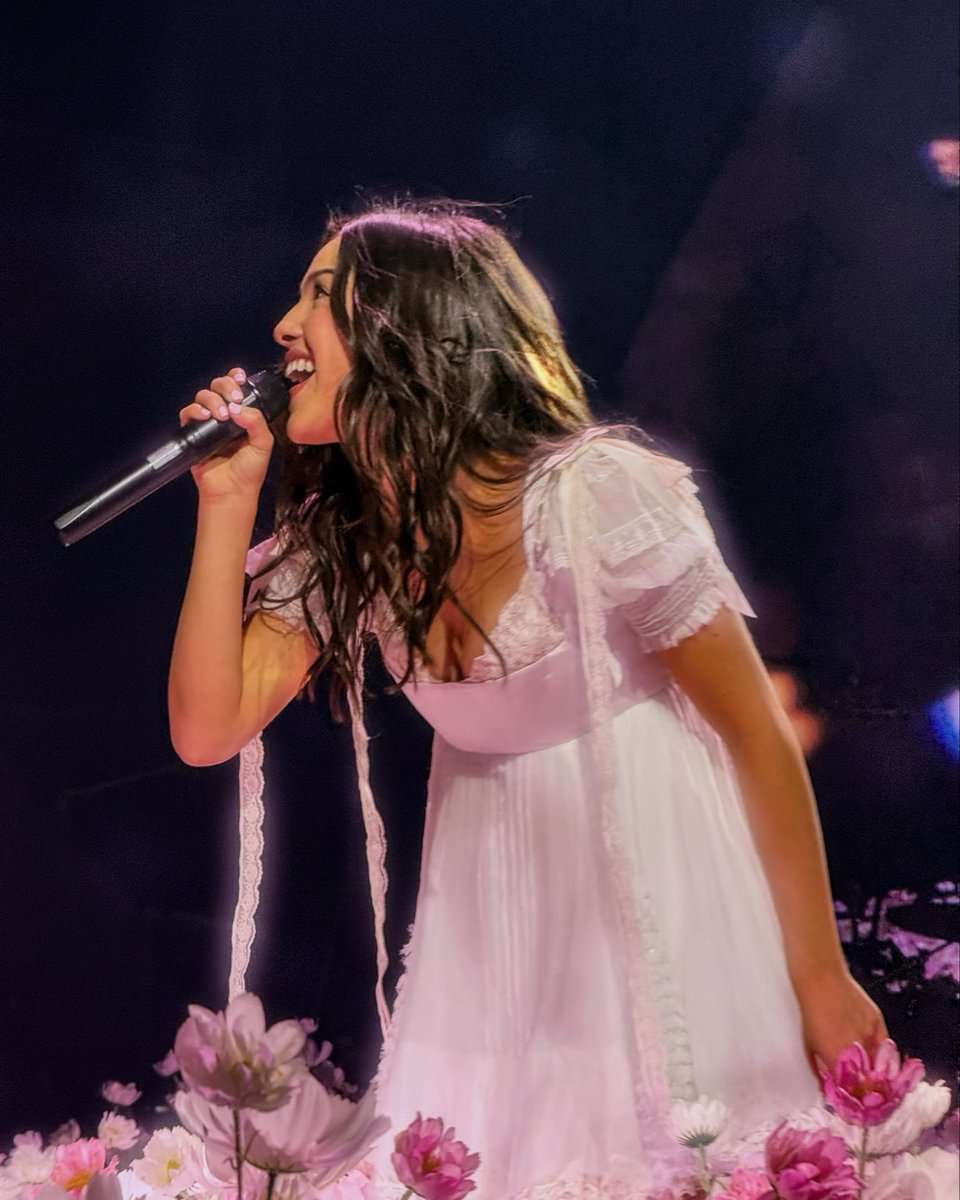 haleydeluca's tweet photo. couple more pics i took from opening night 💐❤️ https://t.co/ZlmCy4Q8Rm