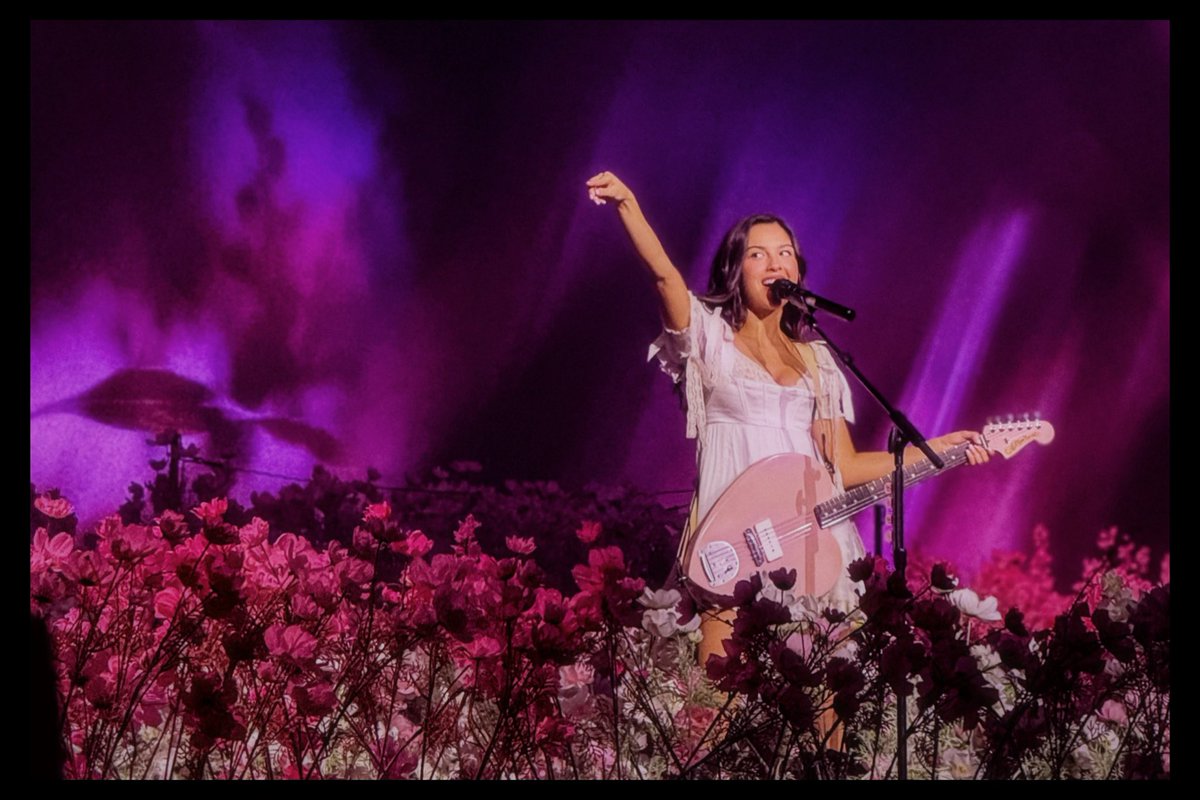 haleydeluca's tweet photo. couple more pics i took from opening night 💐❤️ https://t.co/ZlmCy4Q8Rm