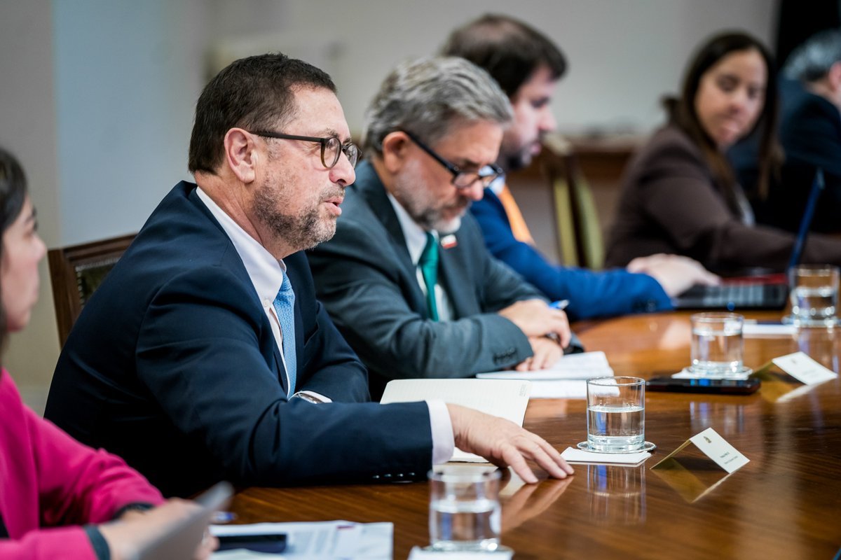Minrel_Chile's tweet photo. El canciller Francisco Pérez Mackenna participó en una nueva sesión del Comité Económico en La Moneda. La reunión tiene como objetivo integrar y coordinar el trabajo de los ministerios para impulsar crecimiento económico, la inversión y la creación de empleo en Chile. https://t.co/shkuIBBRZz
