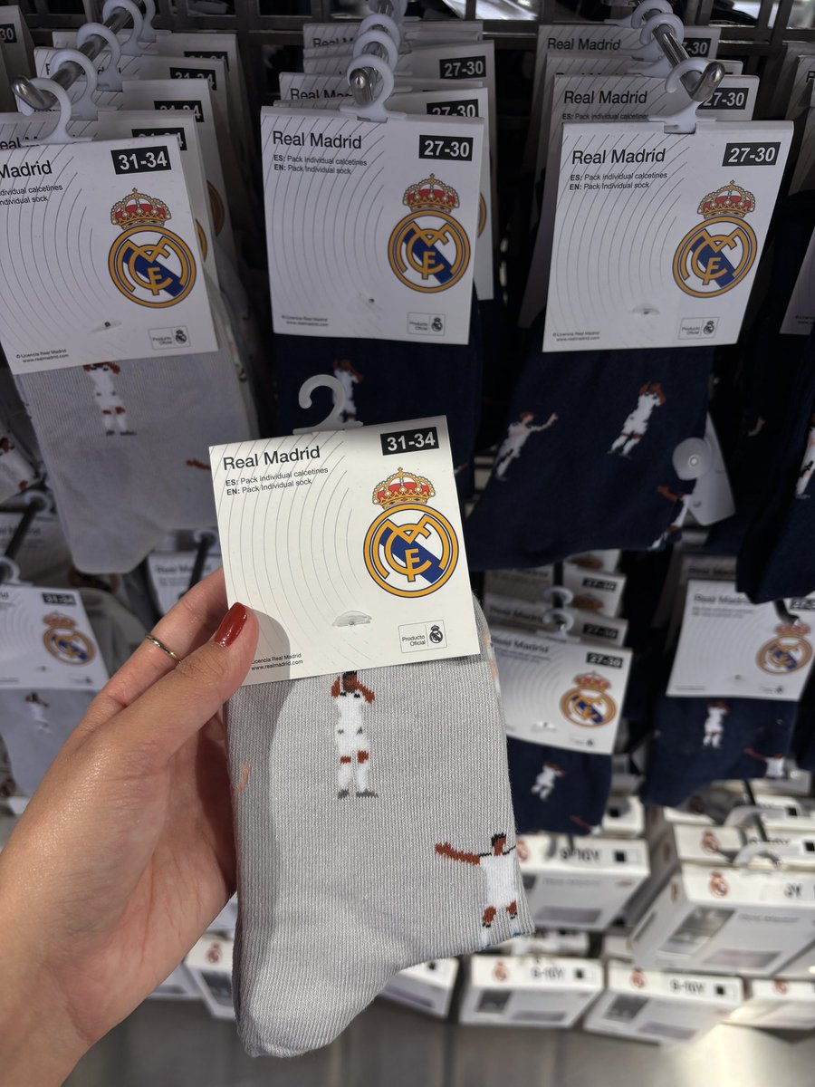 manoelasntss's tweet photo. Da vontade de levar tudo que tem na loja do Real Madrid, juro https://t.co/yOWIwWqGQA