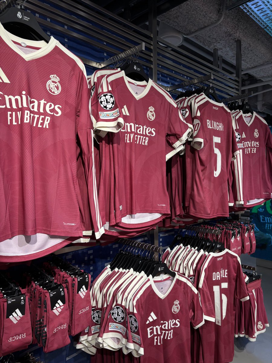 manoelasntss's tweet photo. Da vontade de levar tudo que tem na loja do Real Madrid, juro https://t.co/yOWIwWqGQA