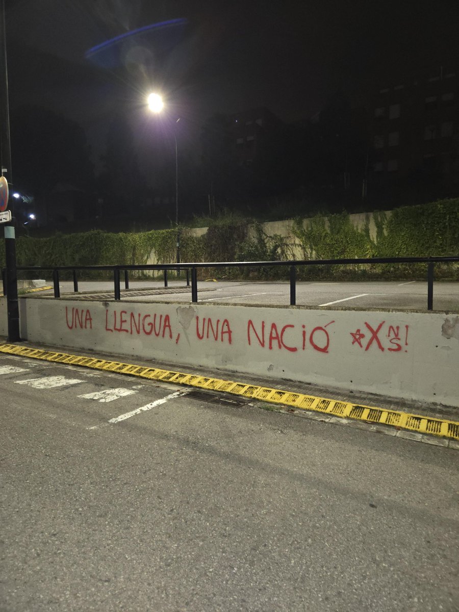 NSSECCIOUAB's tweet photo. Fa 9 anys vam votar la independència. Vam ser colpejats per les forces d'ocupació castellanes i traïts pels polítics processistes. Però seguim dempeus.
Avui sortim a reivindicar l'1-O i a rebutjar la presència de la consellera d'Educació del PSC demà a la UAB. https://t.co/kJ7b4ViJuY