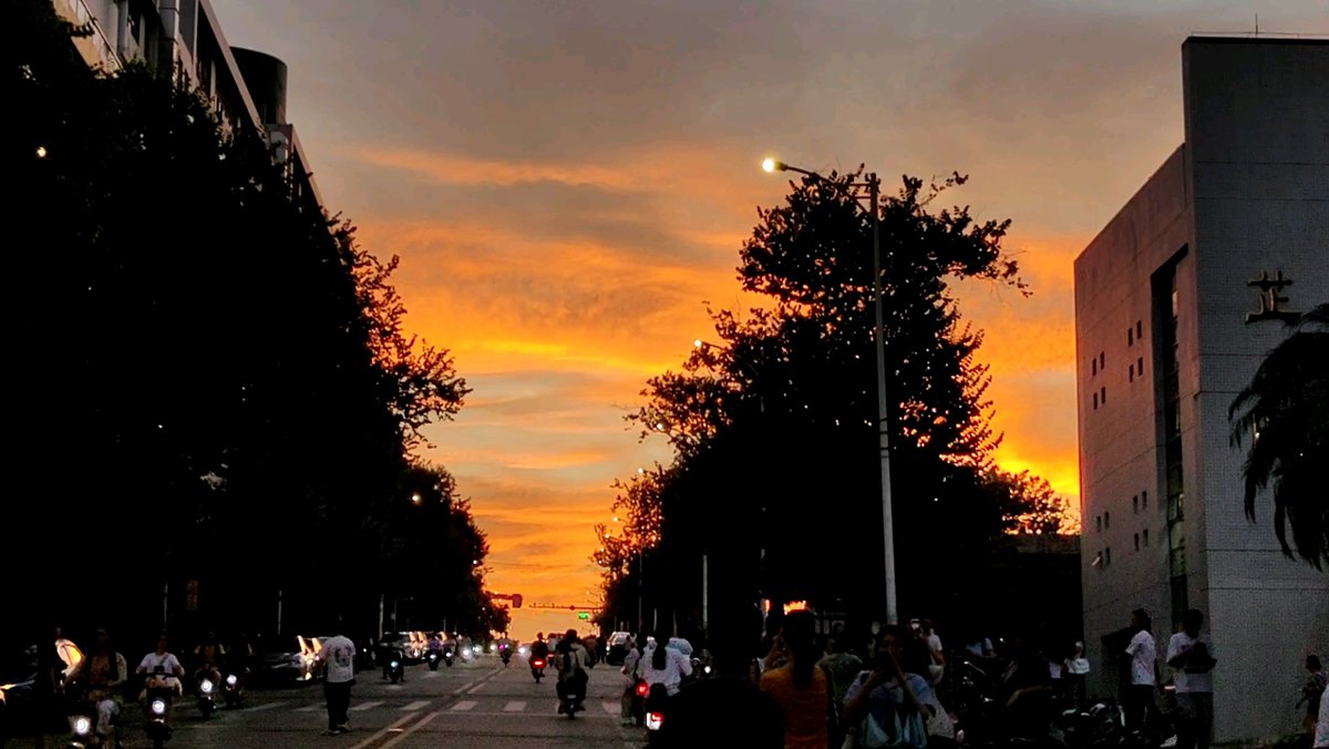 ColetteRyaboa's tweet photo. Un atardecer naranja que tie las fachadas y las risas de la gente que pasa, capturado en un rincón de la ciudad.， https://t.co/MQYWxiNUIP