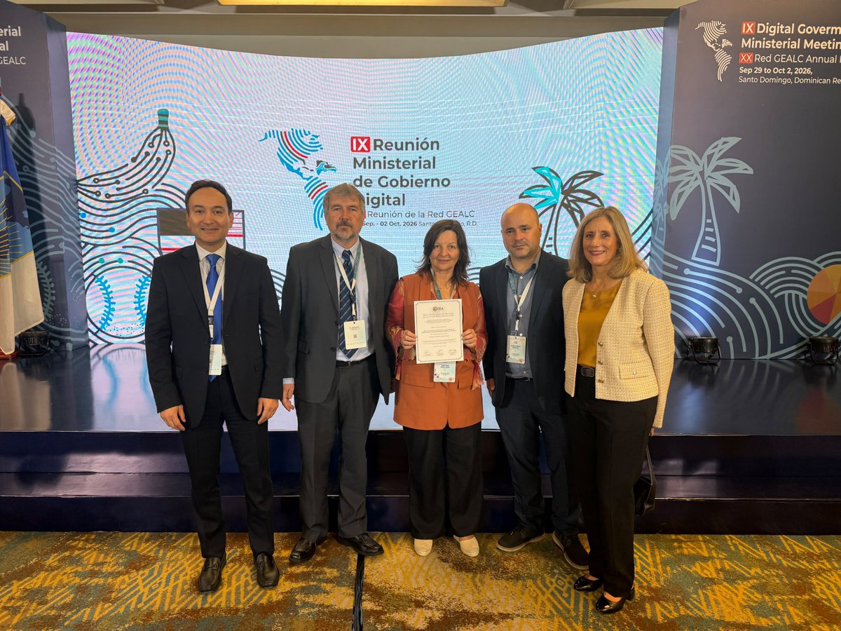 agesic's tweet photo. 🧵 Durante su participación, las autoridades de Uruguay recibieron el reconocimiento de los Premios de #InnovaciónPública de @OEA_oficial por el desarrollo del ecosistema nacional de #IdentificaciónDigital. https://t.co/iPFoQM7VJz