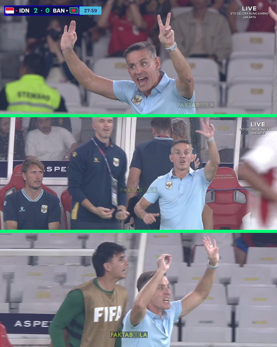 FaktaSepakbola's tweet photo. Momen saat Coach John Herdman jadi sosok yang memberi tahu skor pertandingan Malaysia vs Singapore ke para pemain https://t.co/THxLHmXzqf