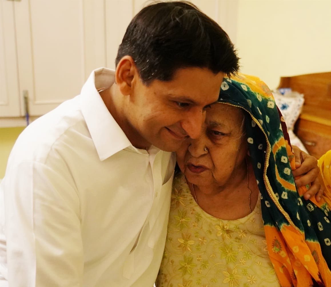 DeependerSHooda's tweet photo. आज दादी जी, श्रीमती शांति देवी जी के निधन से मन दुखी है। हमने अपने परिवार के एक मजबूत स्तंभ को खो दिया है।बचपन से उनका स्नेह और आशीर्वाद हर जीवन के मोड़ पर मिला। उनके साथ बिताये पलों की अनमोल यादें, उनका आशीर्वाद हमेशा मेरे साथ रहेगा।ईश्वर से प्रार्थना है कि दिवंगत पुण्यात्मा को अपने श्रीचरणों में स्थान दें। 

miss you dadi ji!

ॐ शांति!