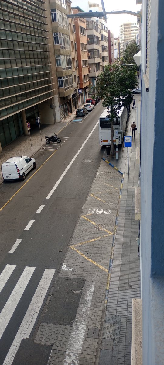ditosea1's tweet photo. De nuevo las dos guaguas con el motor en marcha, está vez un de ellas estaba debajo de nuestra ventana y se ha rodado delante de la otra. Contaminación acústica y con humos. 
@PoliciaLPA https://t.co/yTJb6zrzqD