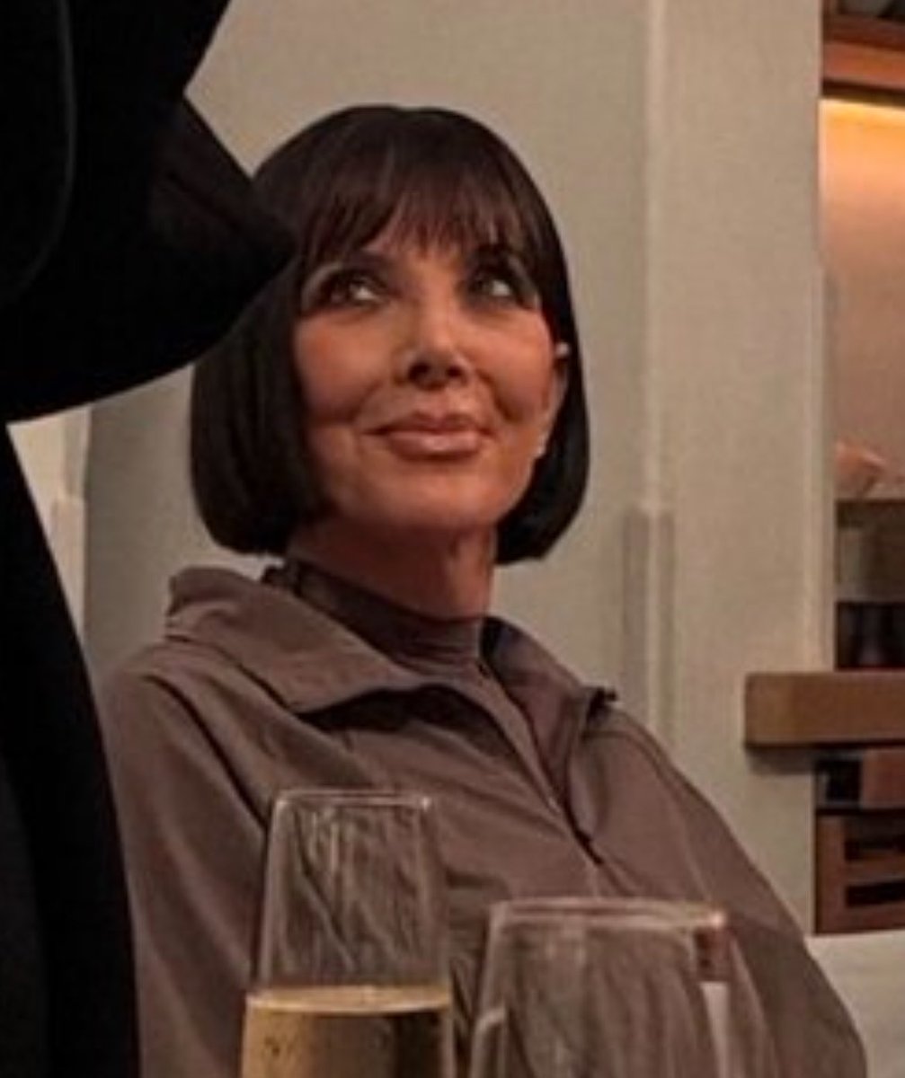 matiasreloaded's tweet photo. amo kris jenner fue al cirujano y le mostró una foto de la negra vernaci https://t.co/r6tSvK6F8h