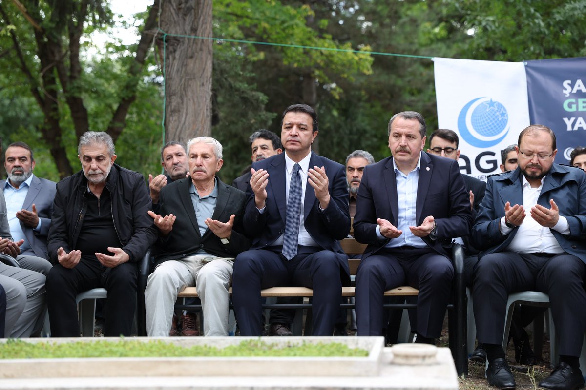 SaadetPartisi's tweet photo. Genel Başkanımız Mahmut Arıkan, Merhum Yüksek İstişare Kurulu Başkanımız Oğuzhan Asiltürk’ü anma programına katıldı. https://t.co/qR9q62meOH