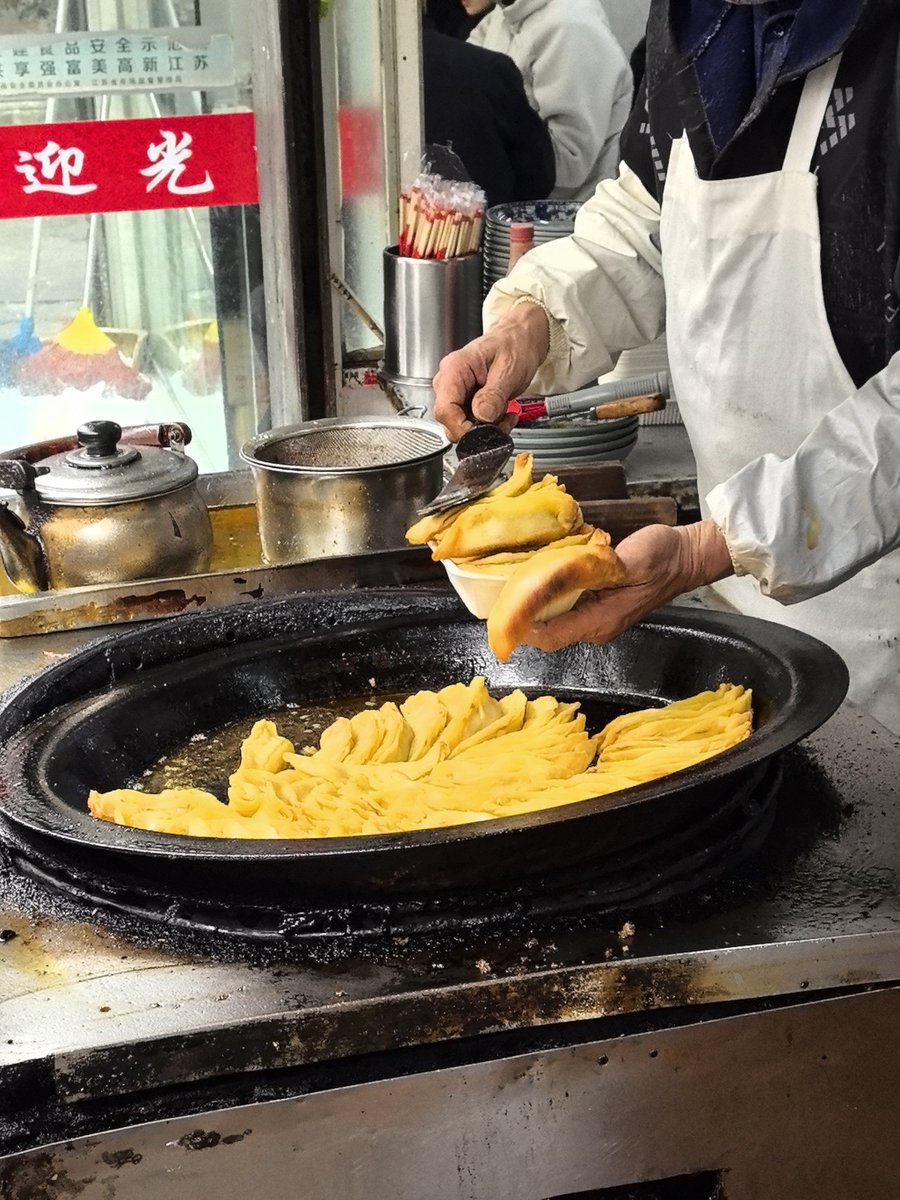 Victoriaaz3s's tweet photo. Un vecino compartió unos empanadas caseras calientes hoy Qué alegría en la calle! ， https://t.co/1exjQThZFa