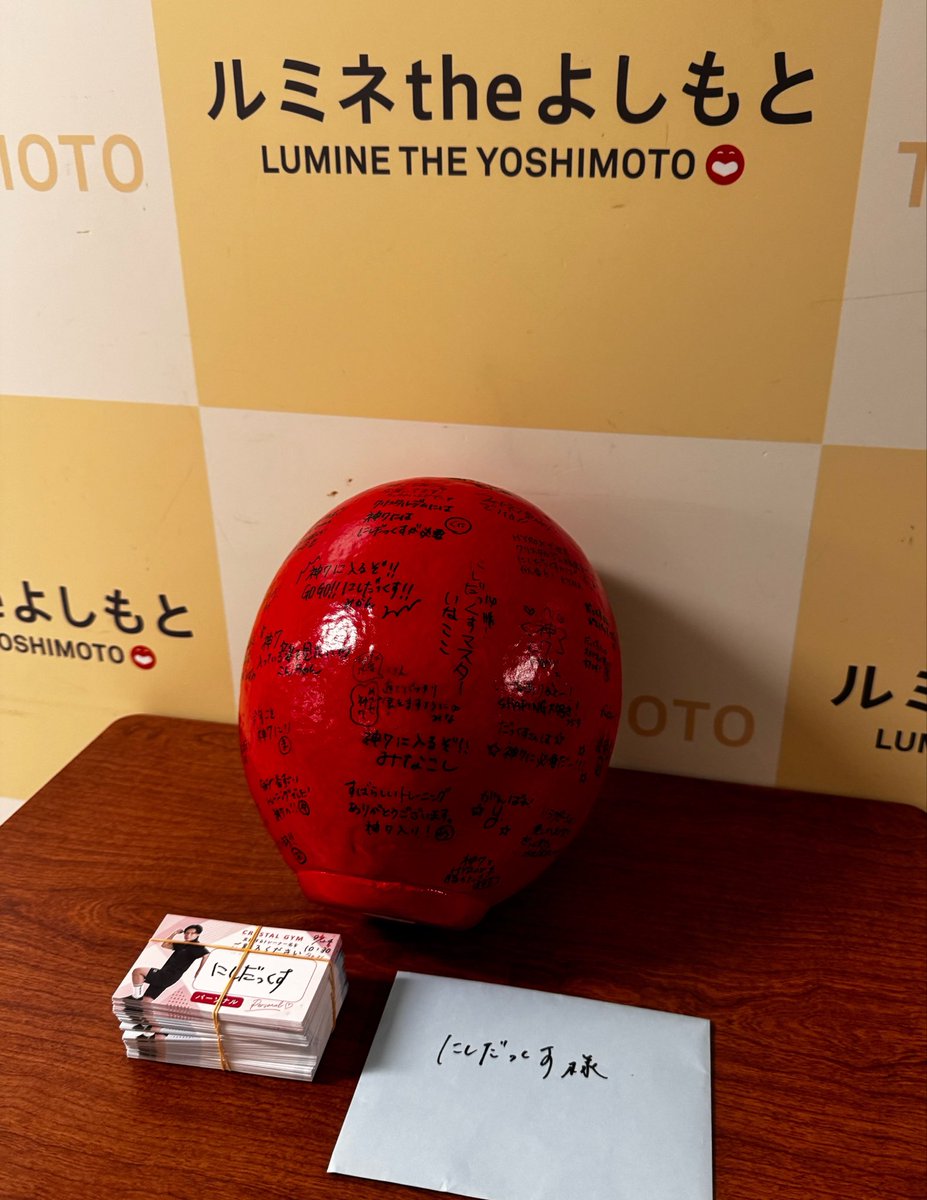 nishidaman1's tweet photo. 【クリスタルジム総選挙】
去年は８位でした。
今年はなんと４位で念願の神7に入れました!!
それもこれもクリスタルジムに
沢山通ってくれたお客様と
ネット投票の皆様のお陰です。

沢山の投票用紙とダルマの応援寄せ書きに感動。みんなありがとね
#クリスタルジム総選挙 
#クリスタルジム大感謝祭 https://t.co/YCmst68w0O
