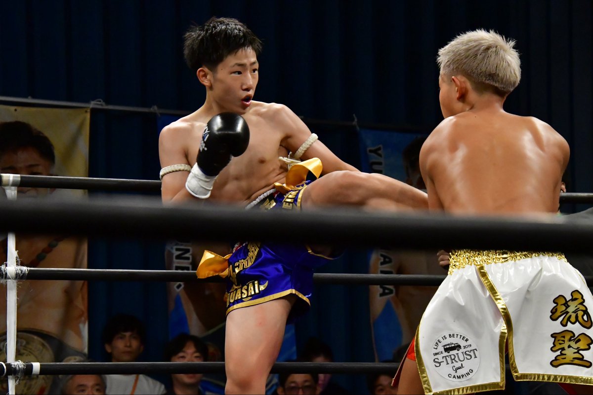 Executioner893's tweet photo. 3Rも両選手は激しい打撃攻防を展開。後ろ回し蹴りも披露してリュウセイ選手が圧力をかけたが小畑慶真選手の組み膝が有効打。ムエタイ技術を発揮した九州地方のアマ五冠王の実力者・小畑選手だった。
#KROSSOVER https://t.co/kMrMxjp70B