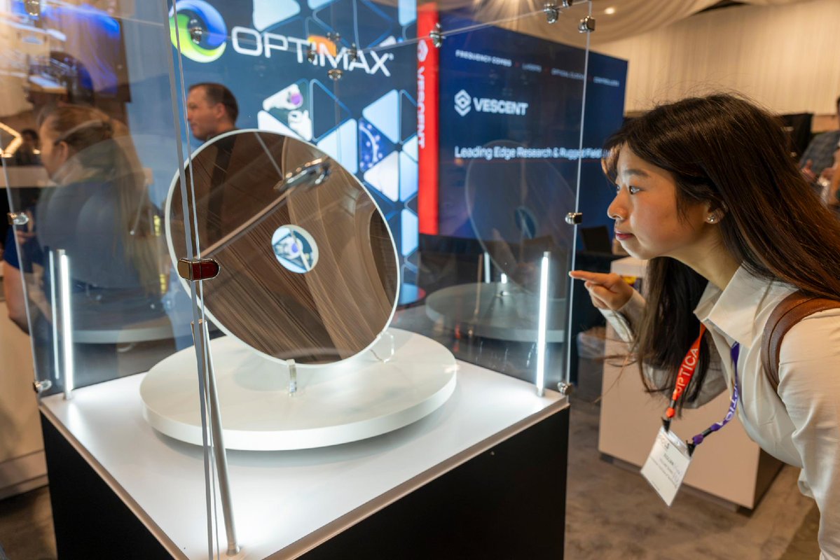 OpticaWorldwide's tweet photo. Did you visit the Science + Industry Showcase at #FiO26? 

Exhibitors demonstrated the latest solutions in photonics, panel discussions covered #AI in optical system design and industry experts shared how they moved from academia to industry. https://t.co/2TjqyF6it0