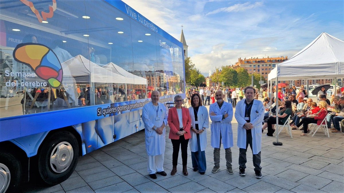 astursalud's tweet photo. 🧠La consejera de salud, Concepción Saavedra, ha visitado el Autobús del Cerebro de @seneurologia, que ha realizado una parada en el @HUCA_Asturias para acercarse a la ciudadanía y concienciar sobre la importancia de conocer y cuidar nuestra salud cerebral.

🗣️Concepción Saavedra, consejera de Salud: “las enfermedades neurológicas constituyen probablemente uno de los grandes retos actuales en salud. Hoy conocemos más de 500 enfermedades neurológicas, entre las que se encuentran algunas de gran relevancia e impacto, como el ictus, el alzhéimer y otras demencias, el párkinson o la migraña."