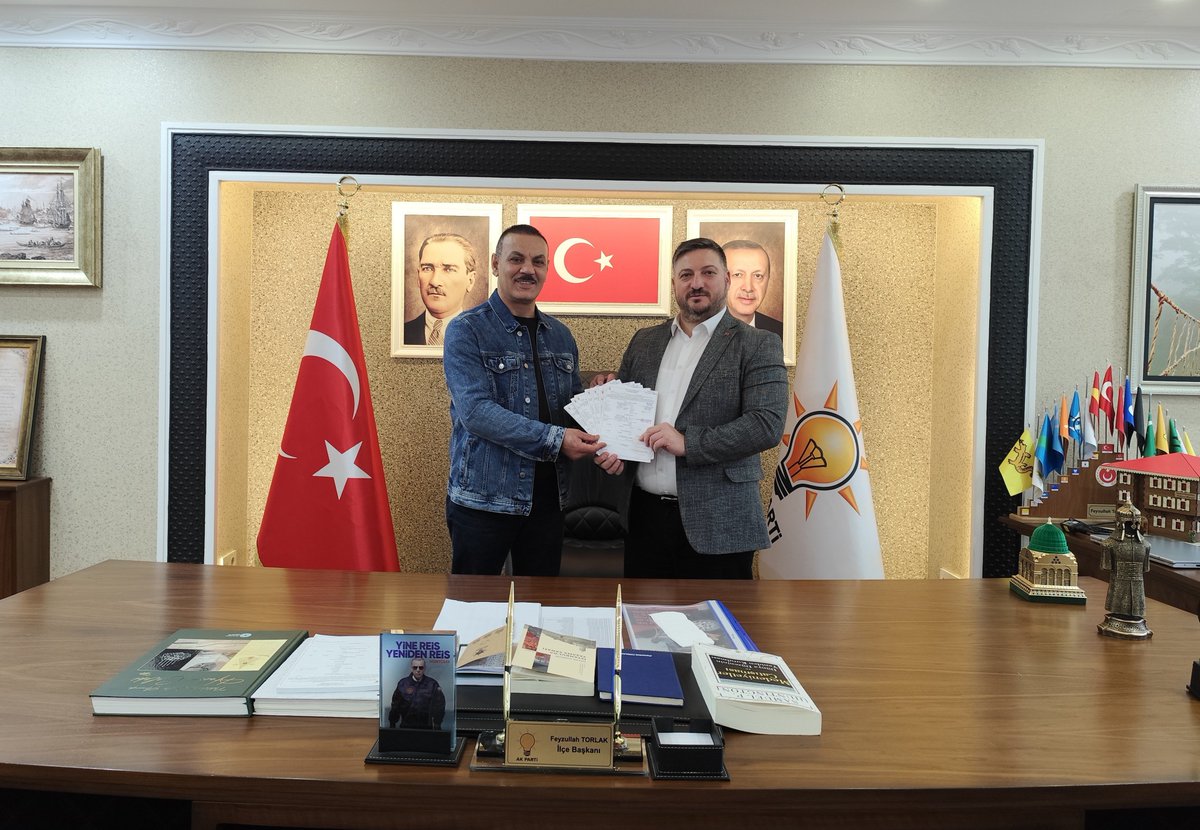 FeyzullahTORLAK's tweet photo. Üye kampanyamız kapsamında Eyüp Sultan Mahalle Başkanımız Sebati Şenel’in kazandırdığı 48 yeni üye formunu kendisinden teslim aldık.

Mahallemizdeki özverili çalışmaları ve teşkilatımıza kattığı yeni üyeler için kendisine teşekkür ediyorum. Emeğine sağlık.

@abdullahozdemir 
@nuryuzbasioglu 
@DegemDeniz 
@SebatiSenel3460 
@ak_sancaktepe