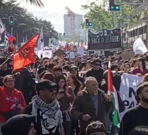 ___Pachi__'s tweet photo. Marcha de la confech : wns con polera de la cara del presidente kast con una bala en la cabeza, banderas con la cara del asesino che guevara, con poleras del borracho Allende, banderas de palestina, mapuche y comunistas. Puros dementes 💩 https://t.co/swcsjCTTNI