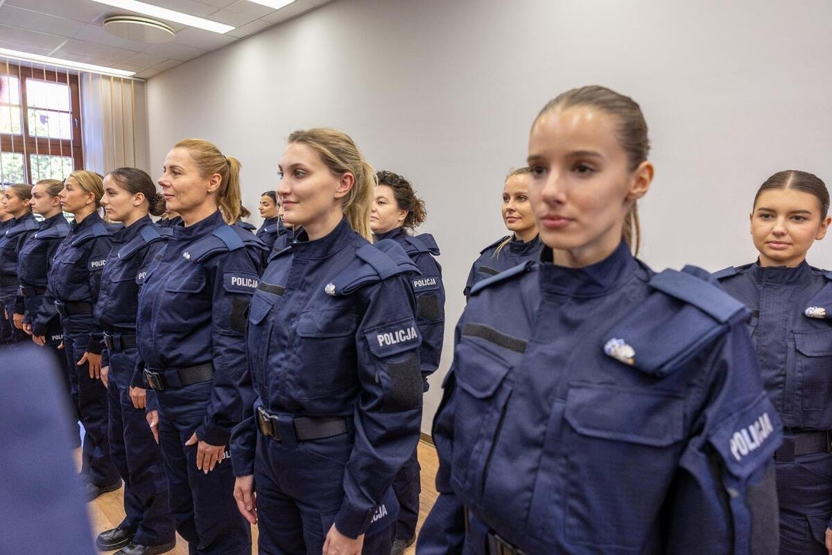 mute_observer1's tweet photo. Kobiety nie nadają się do służb mundurowych. Nie zapraszam do dyskusji, bo nie ma o czym. https://t.co/wENYlxK314
