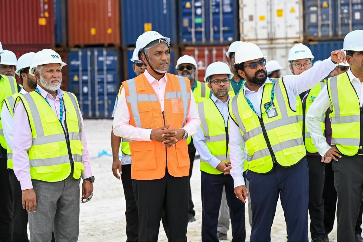 shama_aminath's tweet photo. ތިލަފުށި ވިޔަފާރި ބަނދަރުގެ މަސައްކަތްތައް ކުރިޔަށް ދާގޮތް ރައީސް ޑރ މުޢިއްޒު ބައްލަވާލައްވައިފި

#Muizzu2028
#DhiveheengeRaajje 
#MaldivesPortsLimited https://t.co/NYBGEaLYes