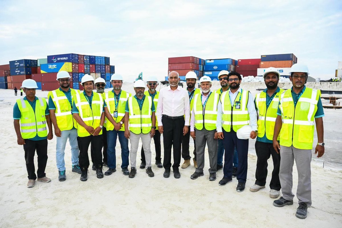 shama_aminath's tweet photo. ތިލަފުށި ވިޔަފާރި ބަނދަރުގެ މަސައްކަތްތައް ކުރިޔަށް ދާގޮތް ރައީސް ޑރ މުޢިއްޒު ބައްލަވާލައްވައިފި

#Muizzu2028
#DhiveheengeRaajje 
#MaldivesPortsLimited https://t.co/NYBGEaLYes