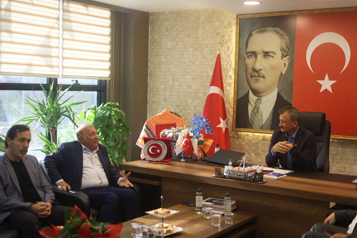 coskunali_01's tweet photo. Önceki dönem Seyhan Belediye Başkanı Sayın Akif Kemal Akay’ı İlçe Başkanlığımızda ağırladık.

Seyhan’ımız üzerine sohbet ettiğimiz Sayın Akay’a nazik ziyareti için teşekkür ediyorum. https://t.co/y5IqBZkhq3