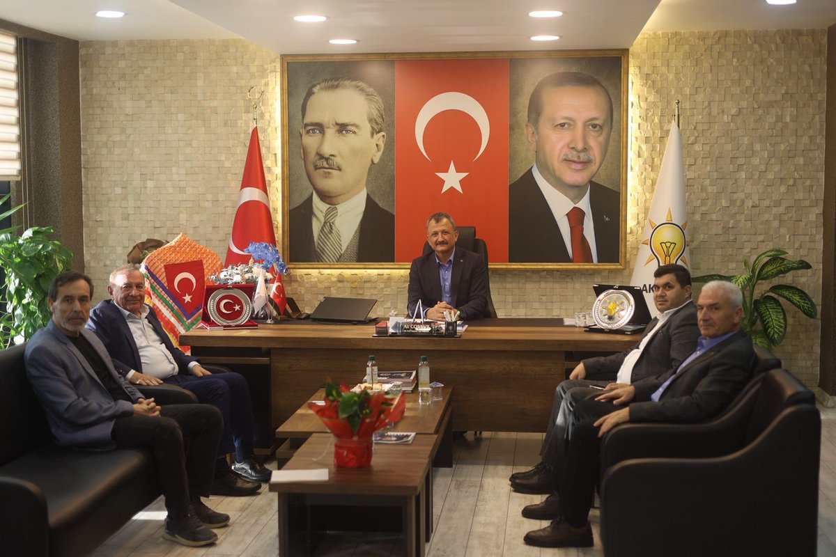 coskunali_01's tweet photo. Önceki dönem Seyhan Belediye Başkanı Sayın Akif Kemal Akay’ı İlçe Başkanlığımızda ağırladık.

Seyhan’ımız üzerine sohbet ettiğimiz Sayın Akay’a nazik ziyareti için teşekkür ediyorum. https://t.co/y5IqBZkhq3