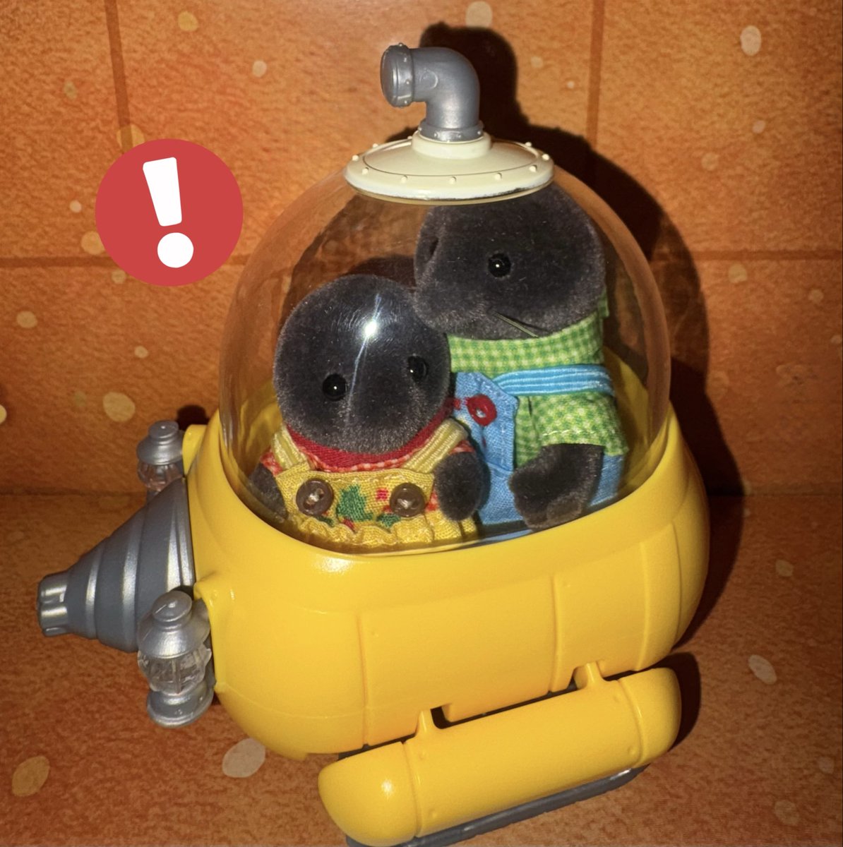 chocoanduchu's tweet photo. シルバニアのモグラはお顔が暗いから表情写すためにはフラッシュ必須なんだけど、サーチライト当てられたみたいな仕上がりになるので「み、見つかっちまった…！」感がおのずと出てとてもかわいい https://t.co/iH6HlRQBs5