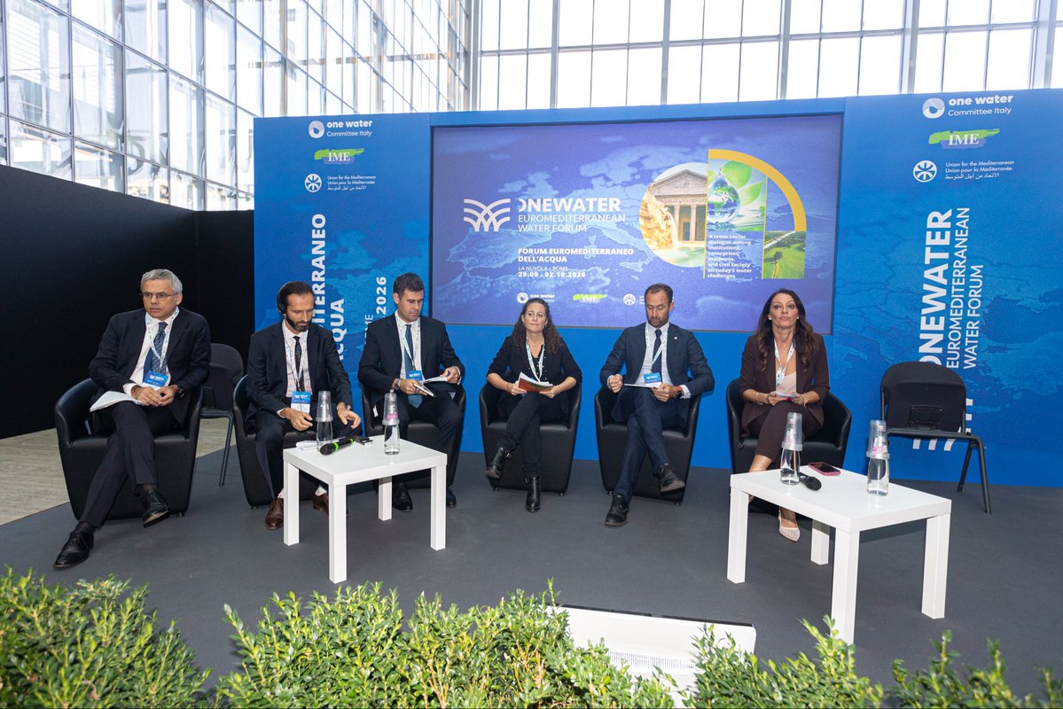 AceaGruppo's tweet photo. Investire nelle infrastrutture idriche significa investire nel futuro dei territori e nella loro capacità di affrontare le grandi trasformazioni in corso.
 
Per farlo serve guardare oltre il PNRR e costruire una strategia europea per l’acqua, con risorse adeguate e stabili, regole chiare e una governance capace di integrare capitale pubblico e privato.
 
È la visione condivisa dal nostro Presidente Alessandro Rivera all’Euro-Mediterranean Water Forum 2026: “L’Europa deve fare sulla resilienza idrica quello che ha saputo fare, in una fase precedente, sulle energie rinnovabili: definire una strategia comune, creare un quadro stabile di regole e incentivi e utilizzare le risorse pubbliche come leva per mobilitare investimenti molto più ampi”.
 
Un impegno che stiamo traducendo in investimenti e grandi opere. Nei primi sei mesi del 2026 abbiamo investito oltre 660 milioni di euro e siamo al lavoro sul raddoppio del tronco superiore dell’Acquedotto del Peschiera, il progetto idrico più rilevante in Europa, con un valore di 1,5 miliardi di euro. 

Un’infrastruttura strategica per la sicurezza dell’approvvigionamento idrico del Lazio, ma anche un progetto in cui mettere a sistema tecnologie, competenze e know-how, costruendo un modello replicabile in Italia e all’estero.

#Acea #roadtoEuroMedWaterForum #Acqua @OneWater_Italy