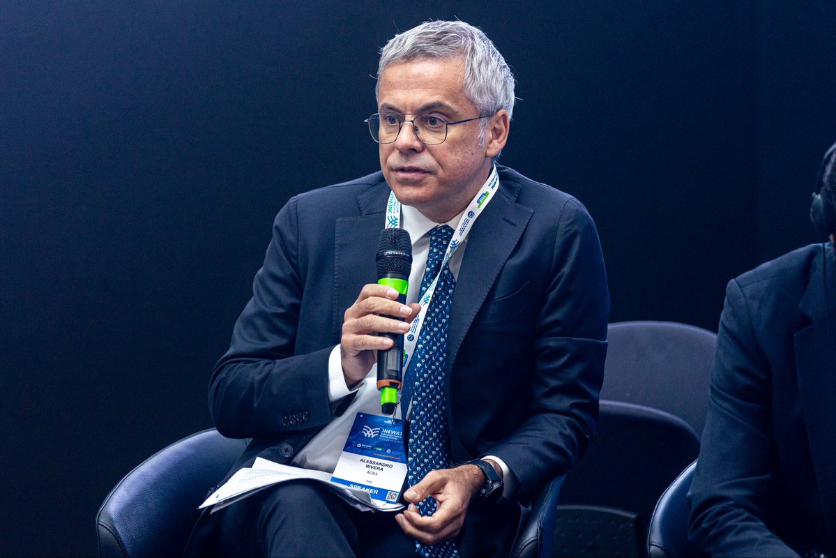 AceaGruppo's tweet photo. Investire nelle infrastrutture idriche significa investire nel futuro dei territori e nella loro capacità di affrontare le grandi trasformazioni in corso.
 
Per farlo serve guardare oltre il PNRR e costruire una strategia europea per l’acqua, con risorse adeguate e stabili, regole chiare e una governance capace di integrare capitale pubblico e privato.
 
È la visione condivisa dal nostro Presidente Alessandro Rivera all’Euro-Mediterranean Water Forum 2026: “L’Europa deve fare sulla resilienza idrica quello che ha saputo fare, in una fase precedente, sulle energie rinnovabili: definire una strategia comune, creare un quadro stabile di regole e incentivi e utilizzare le risorse pubbliche come leva per mobilitare investimenti molto più ampi”.
 
Un impegno che stiamo traducendo in investimenti e grandi opere. Nei primi sei mesi del 2026 abbiamo investito oltre 660 milioni di euro e siamo al lavoro sul raddoppio del tronco superiore dell’Acquedotto del Peschiera, il progetto idrico più rilevante in Europa, con un valore di 1,5 miliardi di euro. 

Un’infrastruttura strategica per la sicurezza dell’approvvigionamento idrico del Lazio, ma anche un progetto in cui mettere a sistema tecnologie, competenze e know-how, costruendo un modello replicabile in Italia e all’estero.

#Acea #roadtoEuroMedWaterForum #Acqua @OneWater_Italy