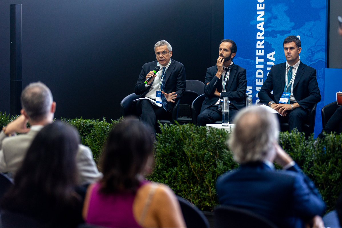 AceaGruppo's tweet photo. Investire nelle infrastrutture idriche significa investire nel futuro dei territori e nella loro capacità di affrontare le grandi trasformazioni in corso.
 
Per farlo serve guardare oltre il PNRR e costruire una strategia europea per l’acqua, con risorse adeguate e stabili, regole chiare e una governance capace di integrare capitale pubblico e privato.
 
È la visione condivisa dal nostro Presidente Alessandro Rivera all’Euro-Mediterranean Water Forum 2026: “L’Europa deve fare sulla resilienza idrica quello che ha saputo fare, in una fase precedente, sulle energie rinnovabili: definire una strategia comune, creare un quadro stabile di regole e incentivi e utilizzare le risorse pubbliche come leva per mobilitare investimenti molto più ampi”.
 
Un impegno che stiamo traducendo in investimenti e grandi opere. Nei primi sei mesi del 2026 abbiamo investito oltre 660 milioni di euro e siamo al lavoro sul raddoppio del tronco superiore dell’Acquedotto del Peschiera, il progetto idrico più rilevante in Europa, con un valore di 1,5 miliardi di euro. 

Un’infrastruttura strategica per la sicurezza dell’approvvigionamento idrico del Lazio, ma anche un progetto in cui mettere a sistema tecnologie, competenze e know-how, costruendo un modello replicabile in Italia e all’estero.

#Acea #roadtoEuroMedWaterForum #Acqua @OneWater_Italy