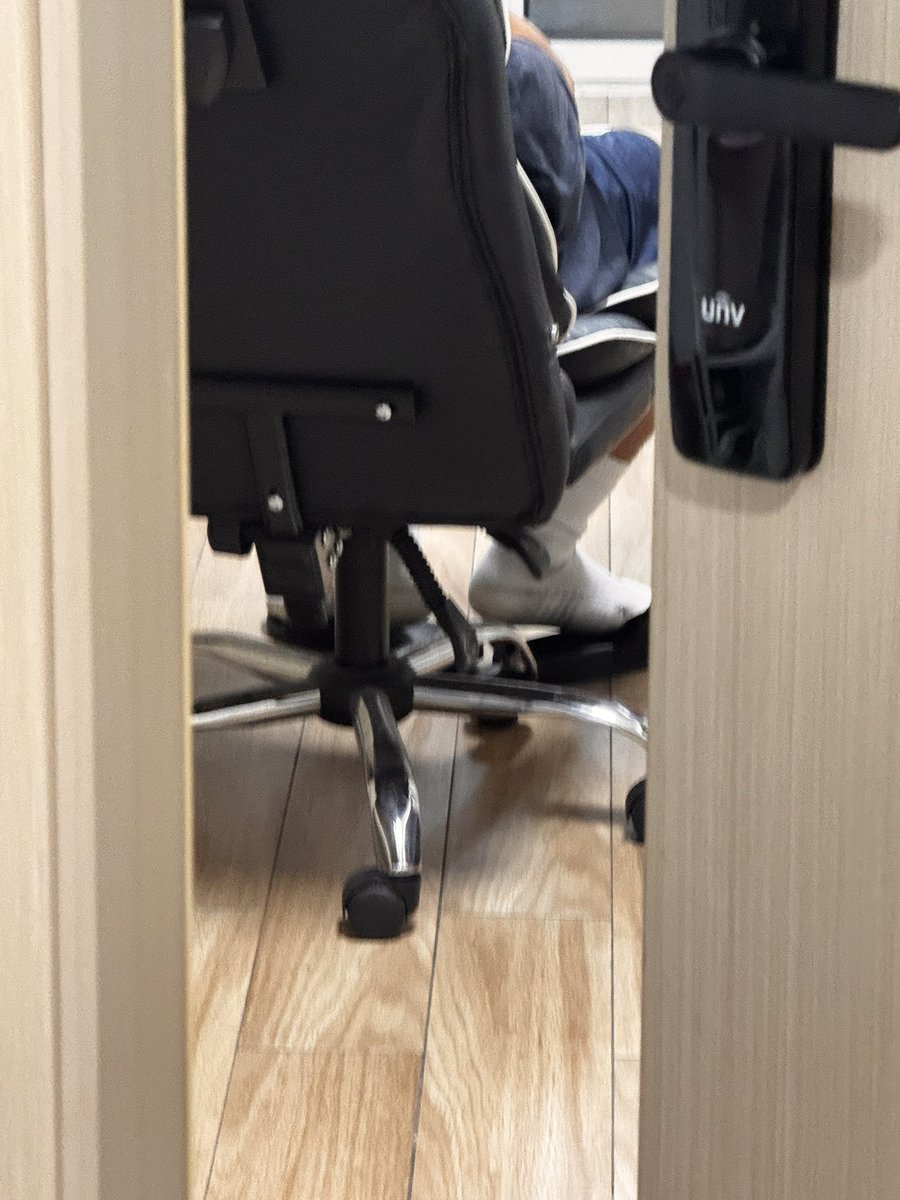 Xiafeng514's tweet photo. 扫楼，很迅速地跟上了一个足球体育生
迅速地在他的包里找到了刚踢球完热气腾腾的足球鞋，深吸一口鸡巴一颤🥵
同时拿下两双刚打完球的原味，拿到手还是湿漉漉的。需要的4️⃣

主页啥东西都没有的请别打招呼了🫠 https://t.co/wbduXXeEja