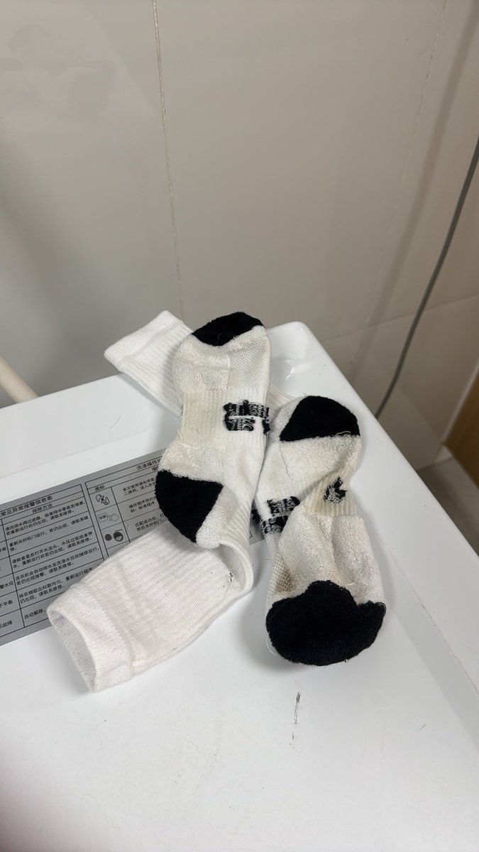 Xiafeng514's tweet photo. 扫楼，很迅速地跟上了一个足球体育生
迅速地在他的包里找到了刚踢球完热气腾腾的足球鞋，深吸一口鸡巴一颤🥵
同时拿下两双刚打完球的原味，拿到手还是湿漉漉的。需要的4️⃣

主页啥东西都没有的请别打招呼了🫠 https://t.co/wbduXXeEja