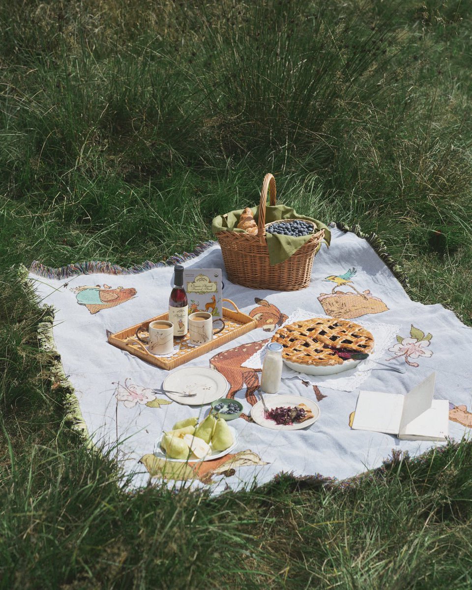EmmaAccess's tweet photo. The limited edition collection features the new organic almond blend, blueberry syrup, a mug, a dessert plate and a blanket! Shop everything now on https://t.co/xUNYm5MMaf 🫐🍃 https://t.co/YQUqX7dIHh