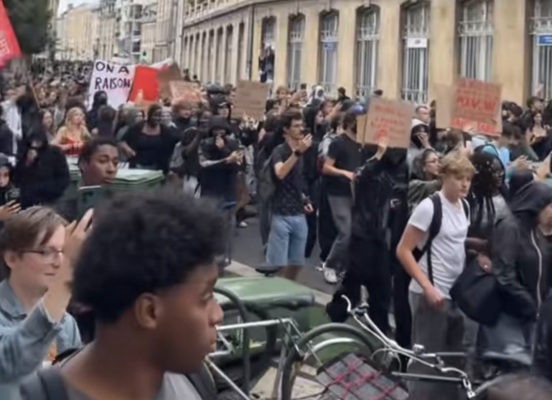 s__yuuse's tweet photo. #Loritz au final n´ont pas flop le #blocus ☺️ https://t.co/SI3KzEP2xQ