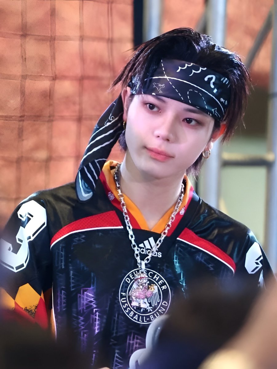 562ursn's tweet photo. pake bandana lagi yaa, sayang? gue kira bakal jadi iconic ohyul, kangen ohyul bandana😓🥺😭 https://t.co/rG7KXA7ktA