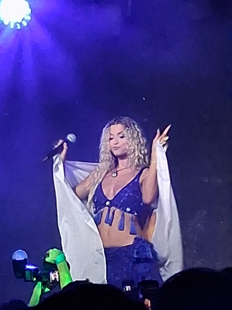 ErikLeuthaeuser's tweet photo. Thank You @antigoni for the amazing show in Sofia! 👌  Yes, sometimes I do attend pop concerts. 😎Sometimes I even fly to Bulgaria 🇧🇬 for one. Hahaha 😆  Totally worth it. Danced so much. ♥️

#antigoni #concert #cyprus #jallajalla #youwantmorethetour https://t.co/54LITtjseM