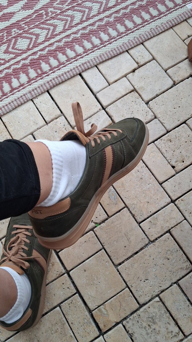 avalumi6's tweet photo. Die Schuhe haben mich heute getragen. 
Die Socken sind warm.
🙃
Das gefällt dir doch https://t.co/c2mZGqL8wx