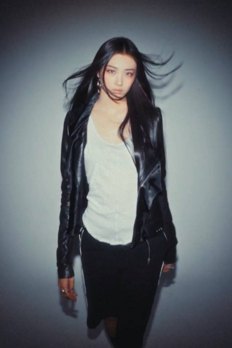 dailygawon's tweet photo. SUPER MODEL https://t.co/WakGTzxTZN