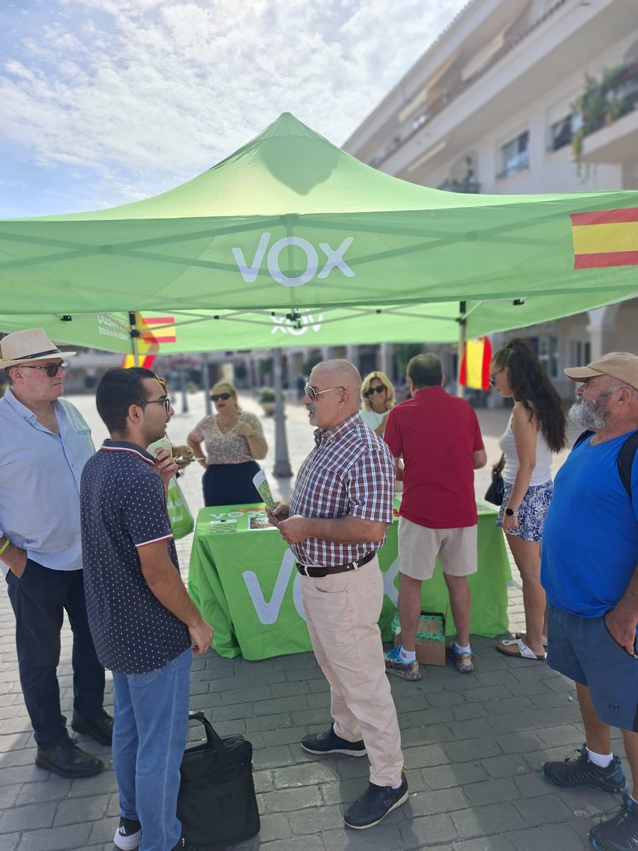 VOXTorremolino1's tweet photo. 💚 VOX Torremolinos, en la calle y junto a los vecinos.

Hoy hemos estado en la Plaza Federico García Lorca, escuchando propuestas y preocupaciones de quienes viven Torremolinos cada día.

Seguimos trabajando, cerca de la gente. 🇪🇸 https://t.co/uV2rCukUIV