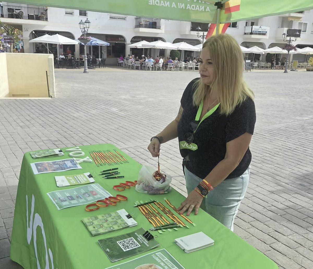VOXTorremolino1's tweet photo. 💚 VOX Torremolinos, en la calle y junto a los vecinos.

Hoy hemos estado en la Plaza Federico García Lorca, escuchando propuestas y preocupaciones de quienes viven Torremolinos cada día.

Seguimos trabajando, cerca de la gente. 🇪🇸 https://t.co/uV2rCukUIV