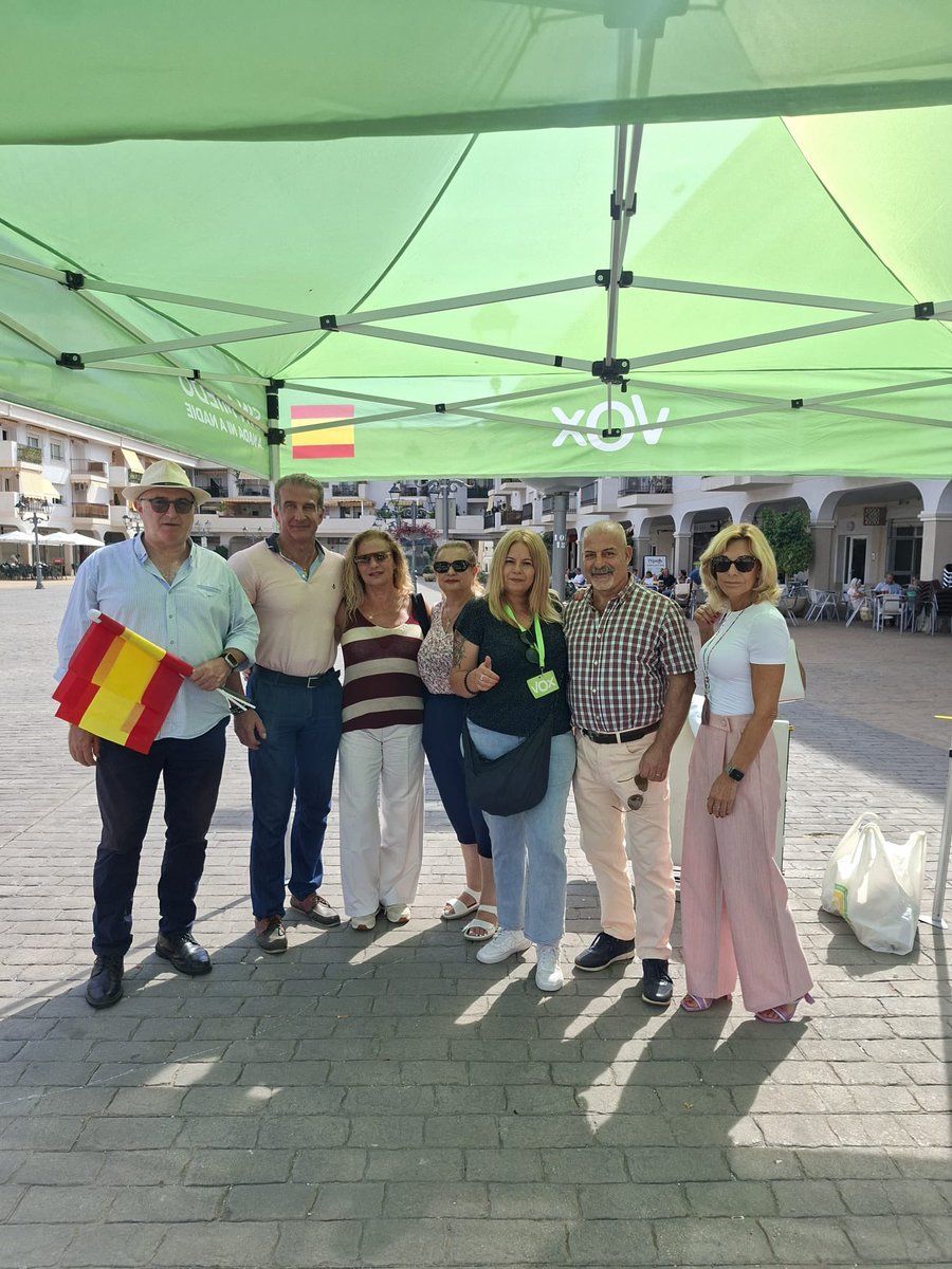 VOXTorremolino1's tweet photo. 💚 VOX Torremolinos, en la calle y junto a los vecinos.

Hoy hemos estado en la Plaza Federico García Lorca, escuchando propuestas y preocupaciones de quienes viven Torremolinos cada día.

Seguimos trabajando, cerca de la gente. 🇪🇸 https://t.co/uV2rCukUIV