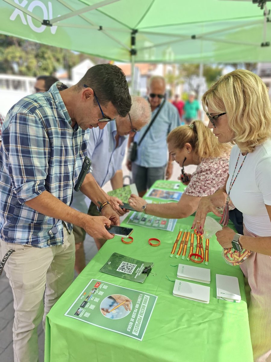 VOXTorremolino1's tweet photo. 💚 VOX Torremolinos, en la calle y junto a los vecinos.

Hoy hemos estado en la Plaza Federico García Lorca, escuchando propuestas y preocupaciones de quienes viven Torremolinos cada día.

Seguimos trabajando, cerca de la gente. 🇪🇸 https://t.co/uV2rCukUIV