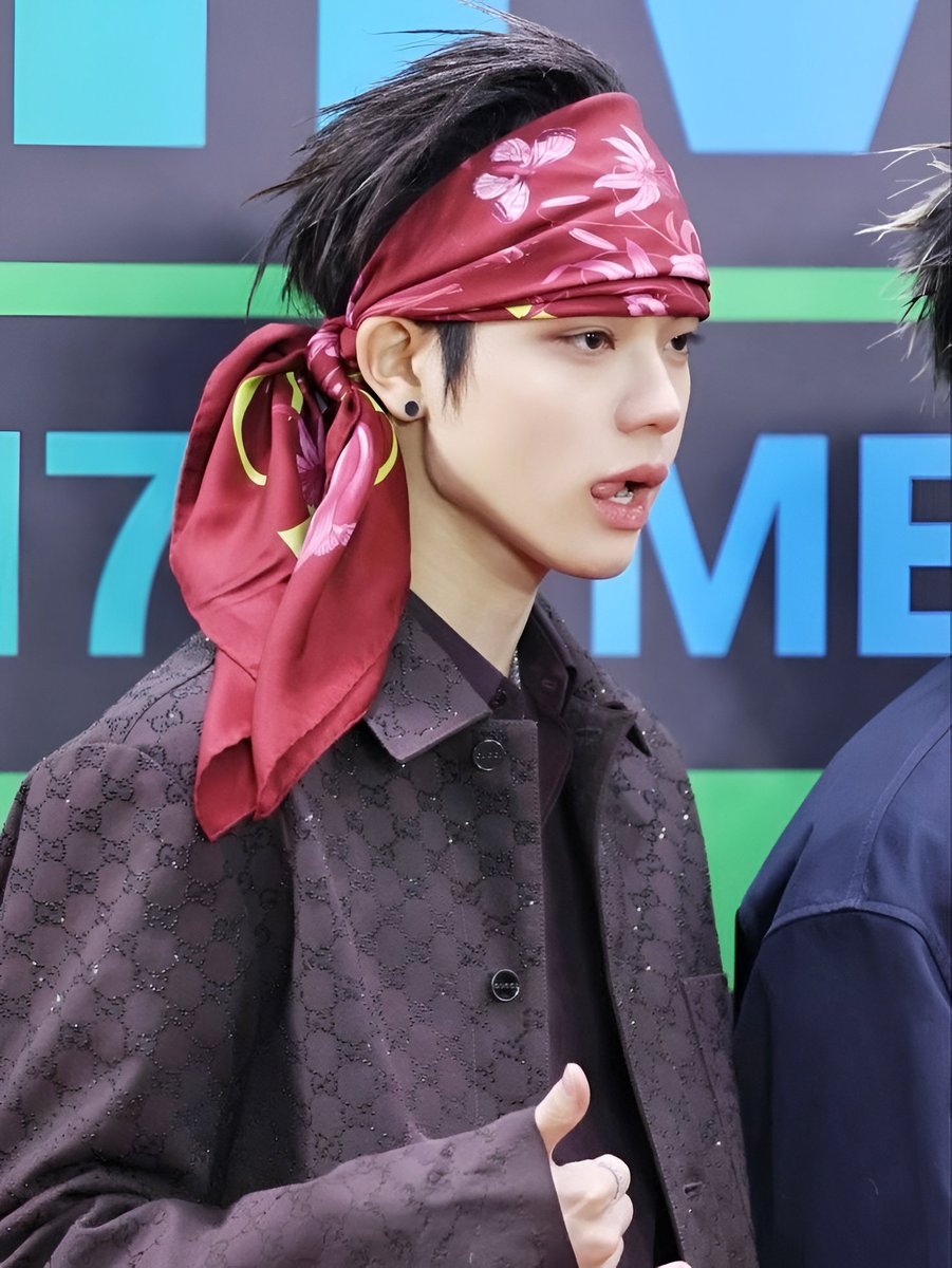 562ursn's tweet photo. pake bandana lagi yaa, sayang? gue kira bakal jadi iconic ohyul, kangen ohyul bandana😓🥺😭 https://t.co/rG7KXA7ktA