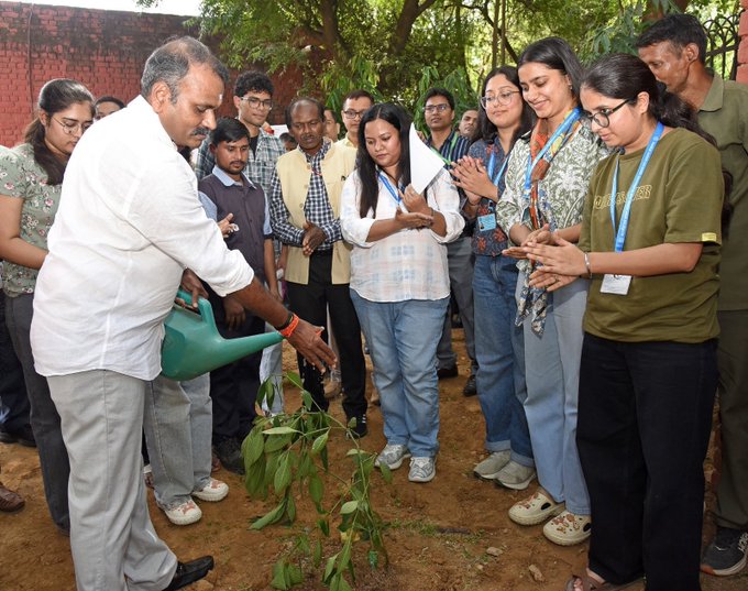 DDNewsAndhra's tweet photo. స్వచ్ఛత హి సేవా కార్యక్రమంలో పాల్గొన్న కేంద్ర మంత్రి ఎల్. మురుగన్

♦న్యూఢిల్లీ ఐఐఎంసీలో 'స్వచ్ఛత హి సేవా 2026'లో పాల్గొన్న ఎల్. మురుగన్.
♦'ఏక్ దిన్, ఏక్ ఘంటా, ఏక్ సాథ్' శ్రమదానంలో పాల్గొని మొక్కలు నాటిన కేంద్ర మంత్రి.

#SwachhataHiSeva2026 #LMurugan #IIMCNewDelhi https://t.co/375WOqaUDn
