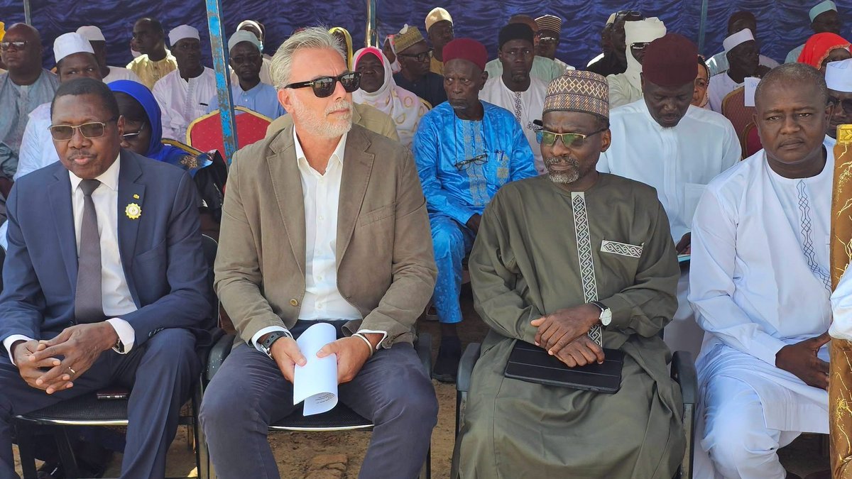WFP_Chad's tweet photo. À Ati, aux côtés du ministre de l’Éducation nationale, du Bilinguisme et de la Promotion civique, Mahamat Ahmad Alhabo, le Directeur pays du PAM au Tchad @JNGentile, également chef de file des partenaires techniques et financiers pour l’éducation, a participé à la cérémonie officielle de lancement de la rentrée scolaire, placée sous le thème «Une école bilingue au service d’une nation ».

À cette occasion, Jean-Noël Gentile a réaffirmé l’engagement des partenaires techniques et financiers à accompagner les efforts du Gouvernement visant à renforcer la qualité de l’apprentissage, promouvoir l’inclusion et favoriser la réussite de tous les élèves.