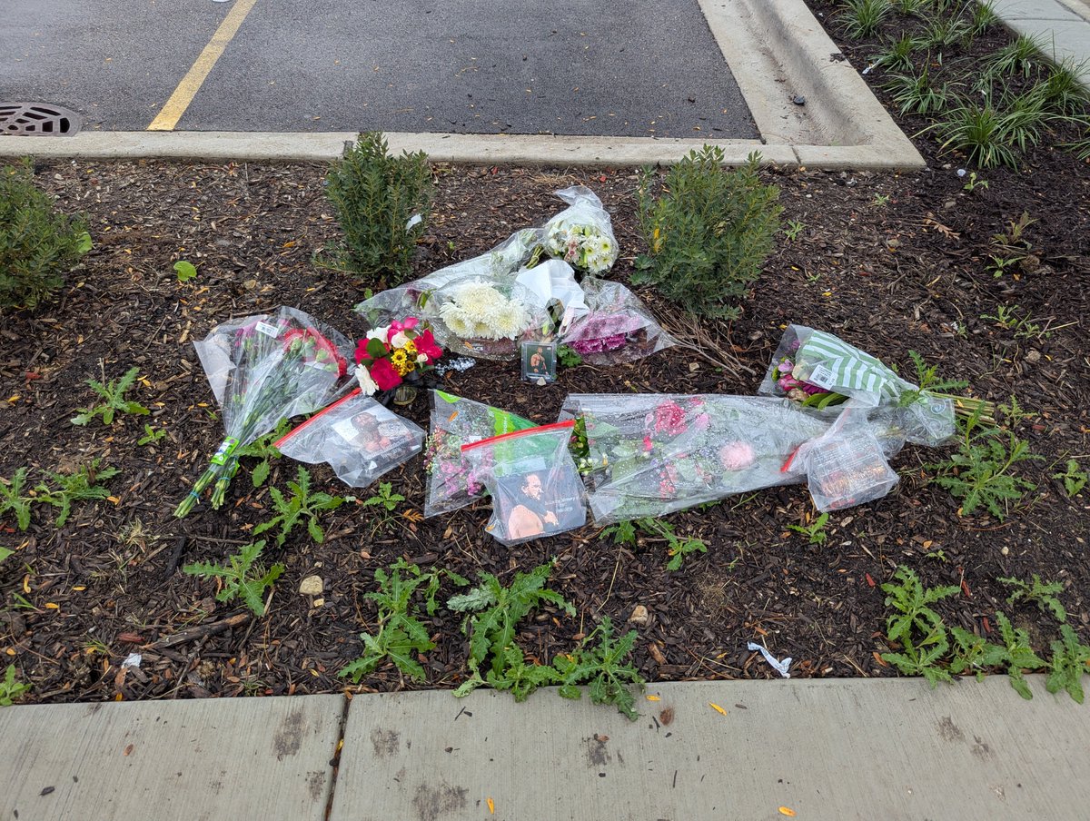 Walter_N25's tweet photo. Went over to the memorial site for Pac to lay some flowers down &amp; say a little prayer to him 🙏 I'm happy to see others did the same we will miss so much Rip ❤️❤️❤️ https://t.co/LxJ40Vo4Ae
