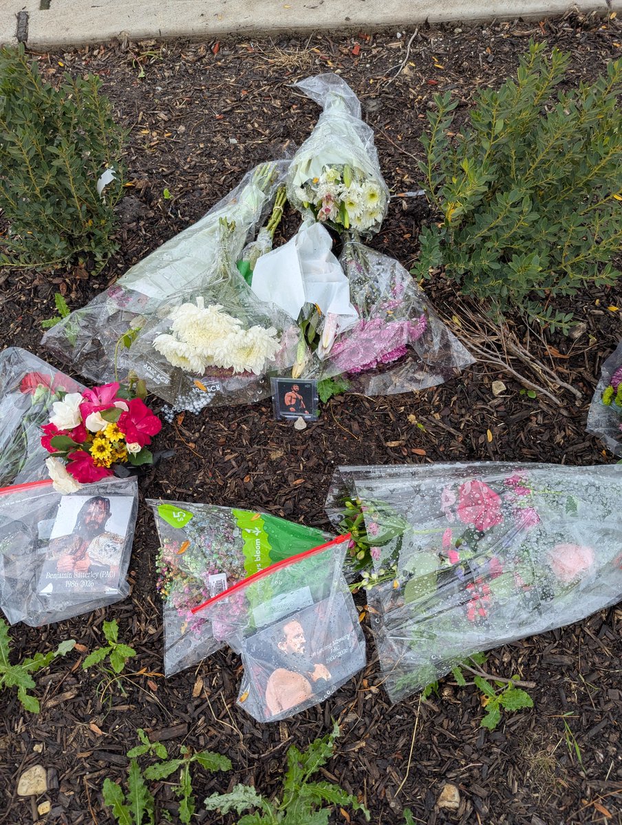 Walter_N25's tweet photo. Went over to the memorial site for Pac to lay some flowers down &amp; say a little prayer to him 🙏 I'm happy to see others did the same we will miss so much Rip ❤️❤️❤️ https://t.co/LxJ40Vo4Ae